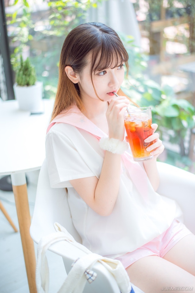 至于伏德为何会在这里，却是诸葛亮临走前派他给陈到送来一封书信，至于信的内容，伏德曾经偷偷打开过，但只是很寻常的嘱托，并未有太多信息表露出来，但陈到在看过信之后，只是淡淡的扫了伏德一眼之后，告诉伏德：“军师在信中说你文武双全，是员不可多得的人才，既然如此，便留在江夏吧。”